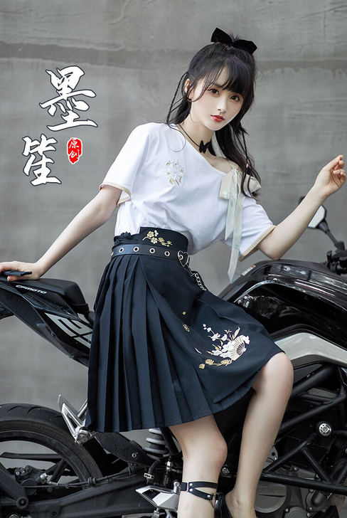 池夏 燕语迟迟:墨笙 露肩T恤短百迭裙 原...