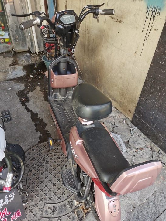 自用电动车，充满电可行驶大概30-40公里...