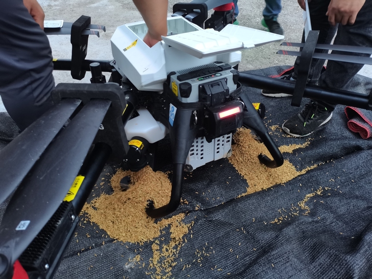 极飞P40播撒器，睿播，全新低价出，包售后...