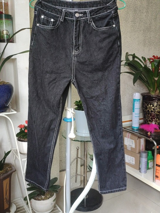 黑色直筒牛仔裤