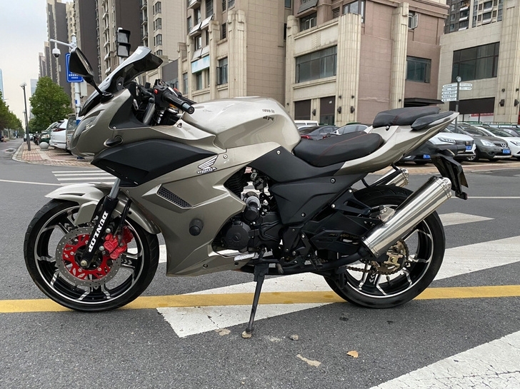 个人摩托车，就骑了2000公里，一点磨损都...