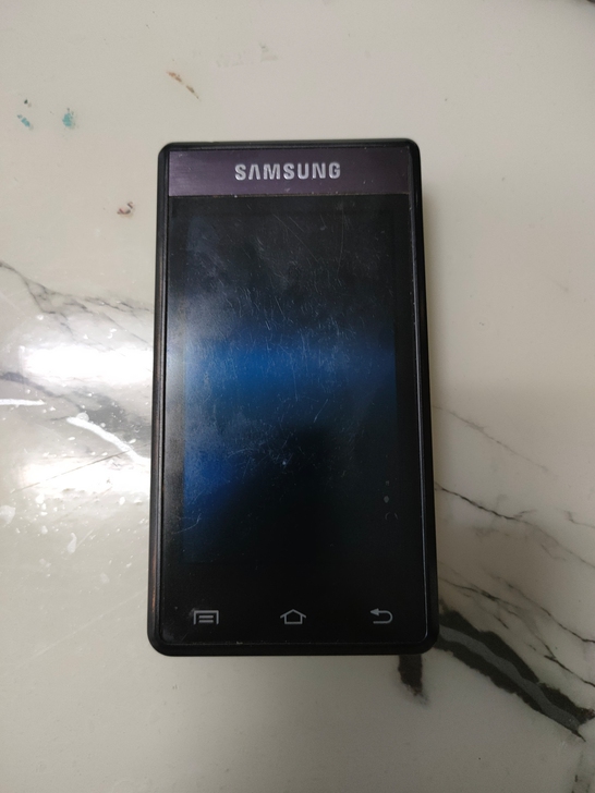 老三星800手机一部，品相如图完好，开关机...