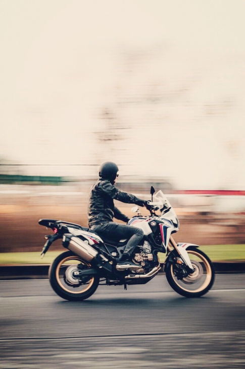 收有手续125或者150练手摩托车一辆！