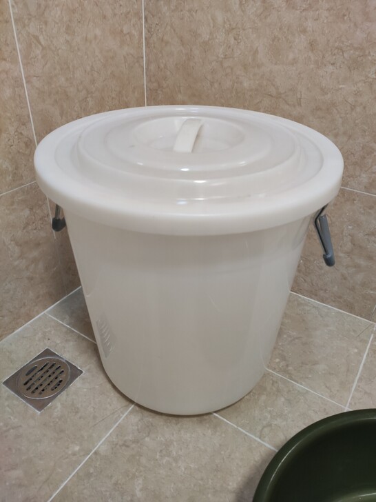出九成新塑料水桶一个