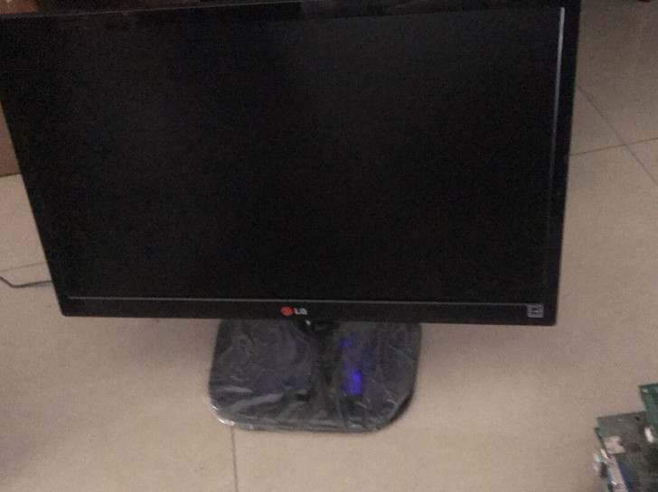 LG 22液晶超薄显示器！ 本地自取！
