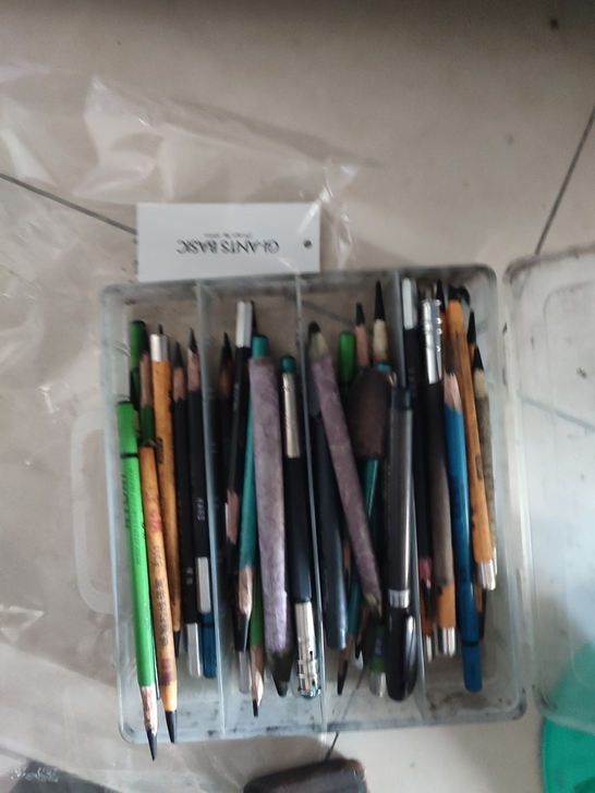 一整盒铅笔+勾线笔什么的,美术生升学,各种...