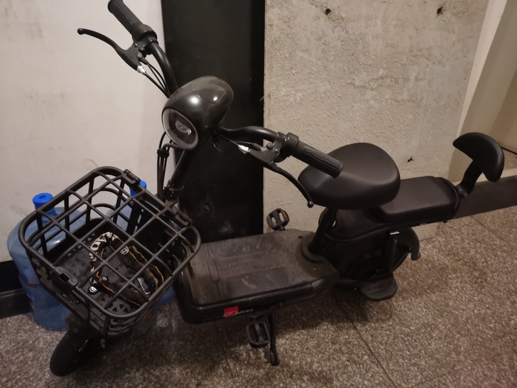 爱玛电动车95成新,买来没骑过几次,便宜卖。