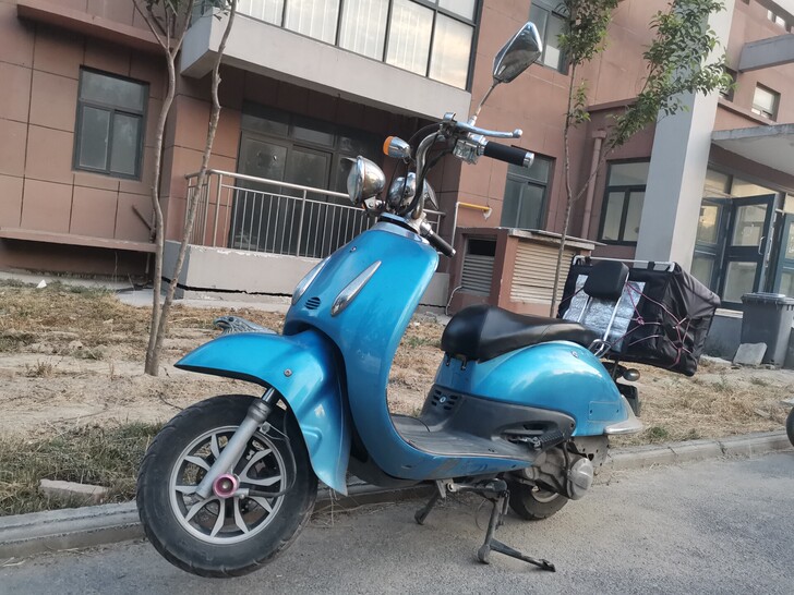 大龟王摩托车，燃油，八成新，上有牌照，可过...