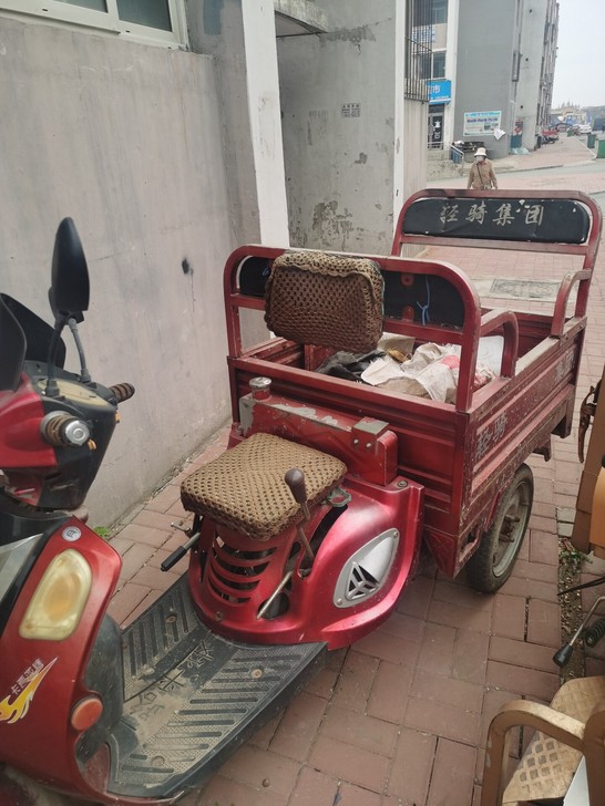 出售小摩托，三轮，给钱就卖