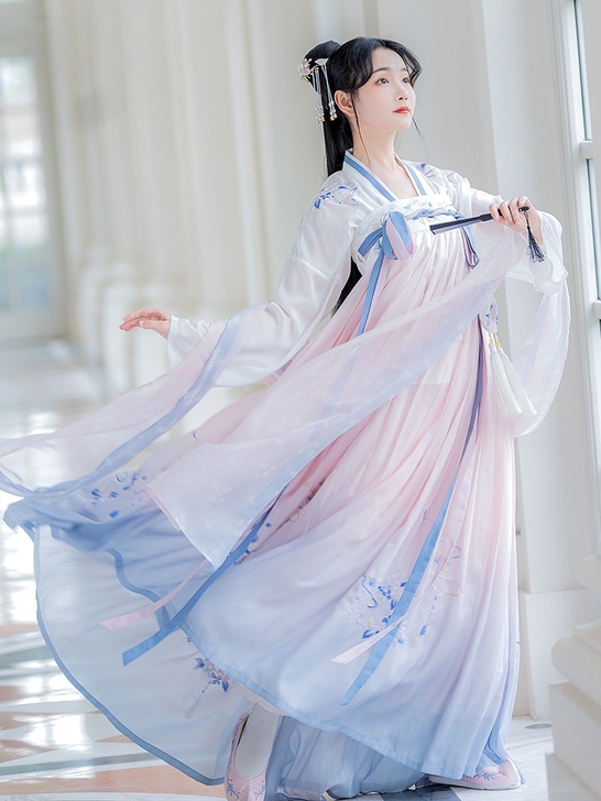 重回汉唐汉服，全新实体店买成五百多带吊牌，...