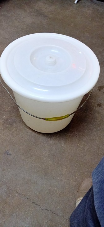 白色塑料水桶。
