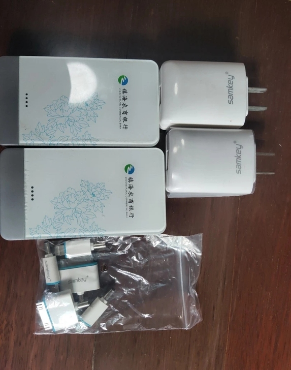 银行搞活动时送的充电宝，大概10000mA...