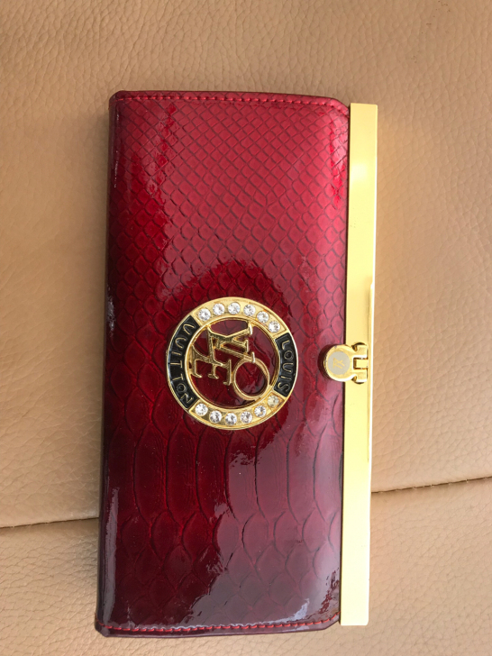 女士手包一个，全新未使用，不知道啥牌质感很...