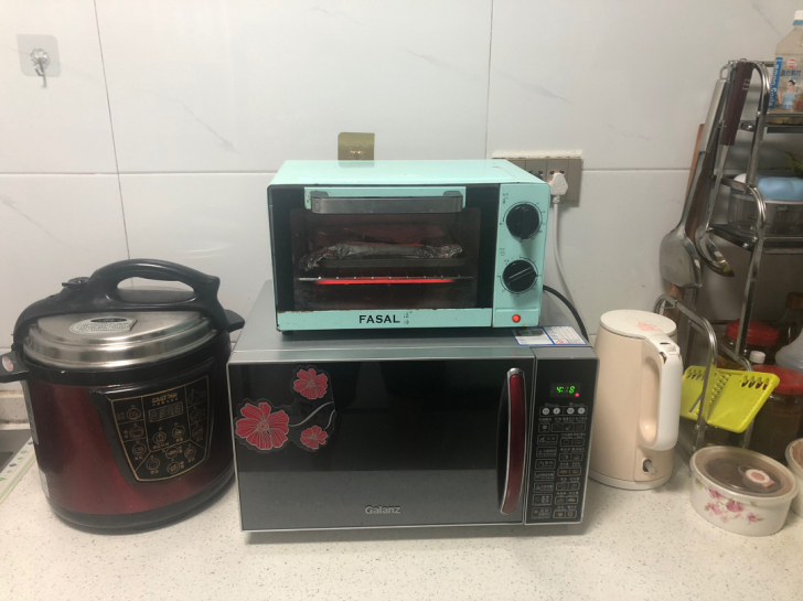 小烤箱有需要的来拿走。 有微波炉 烤箱有时...