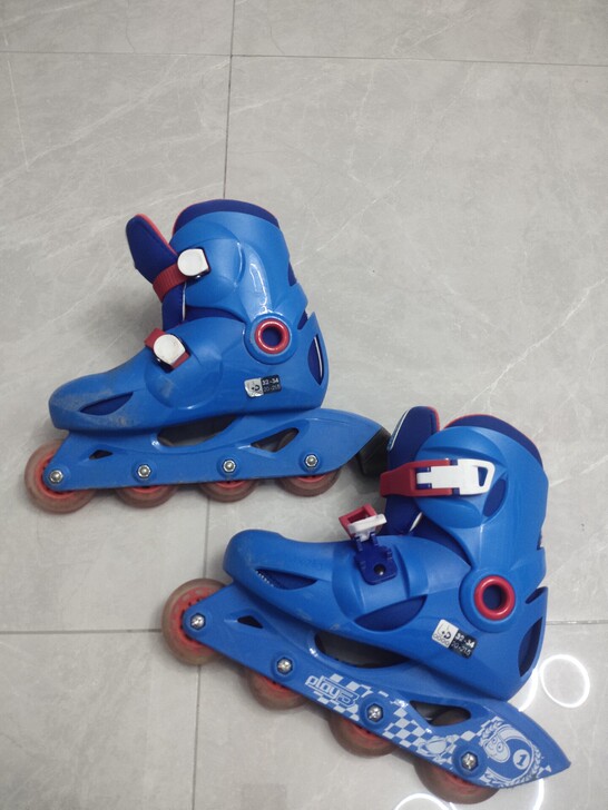 迪卡侬轮滑鞋,买回来后孩子玩了几次,不会滑...