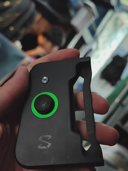 黑鲨游戏配件，手柄，买来没咋用，要搬宿舍了...