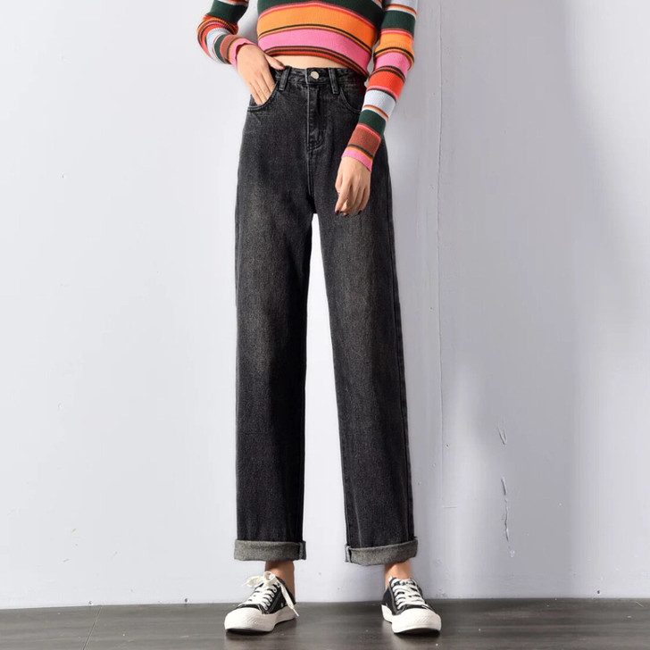 磨灰色的直筒牛仔裤