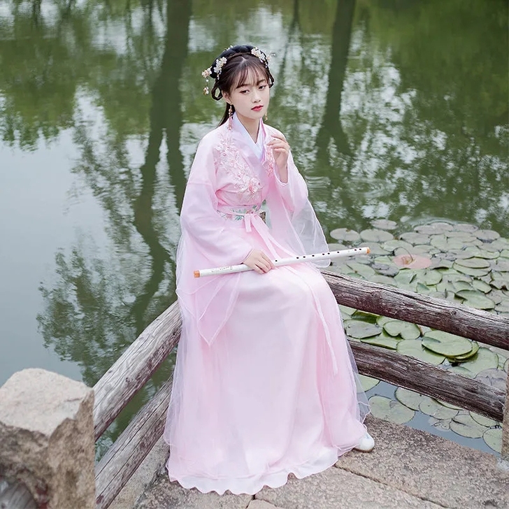 汉服，一共12件，只穿过两次，每件60元卖出