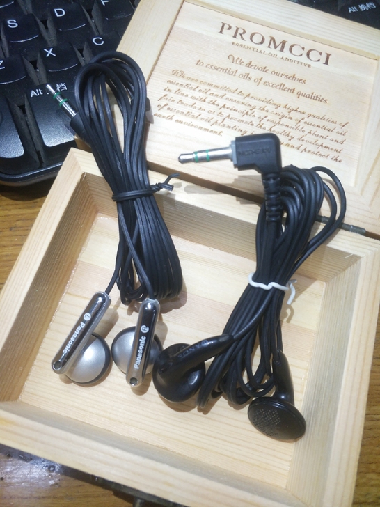 松下己换线，耳塞外壳有打开痕迹。索尼805...