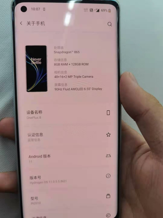 一加8，8+128完好98新，有原装充电器...