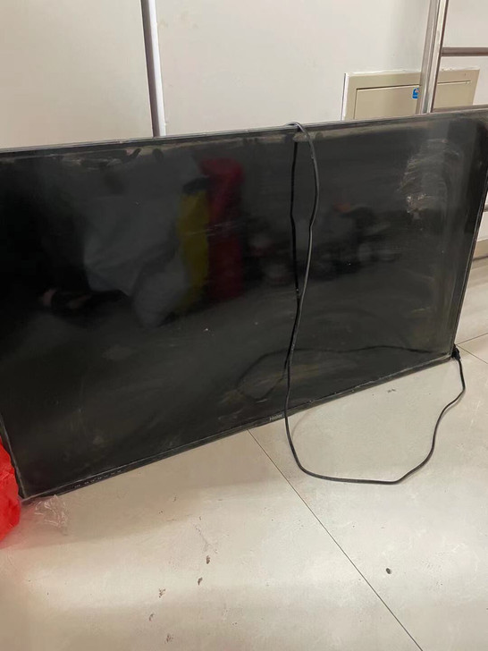 18年的海尔电视 用了半年不小心把屏幕碰坏...