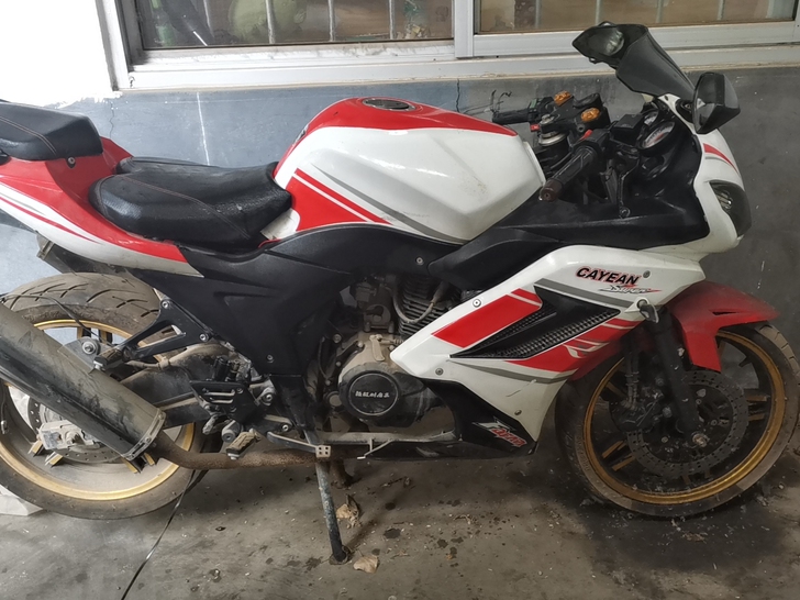 前两年入手，家里太多摩托车骑不了，是个跑车...