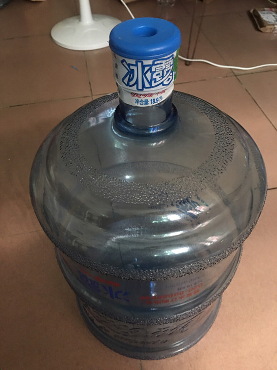 冰露饮水机水桶无破损，一共两个，每个10元...