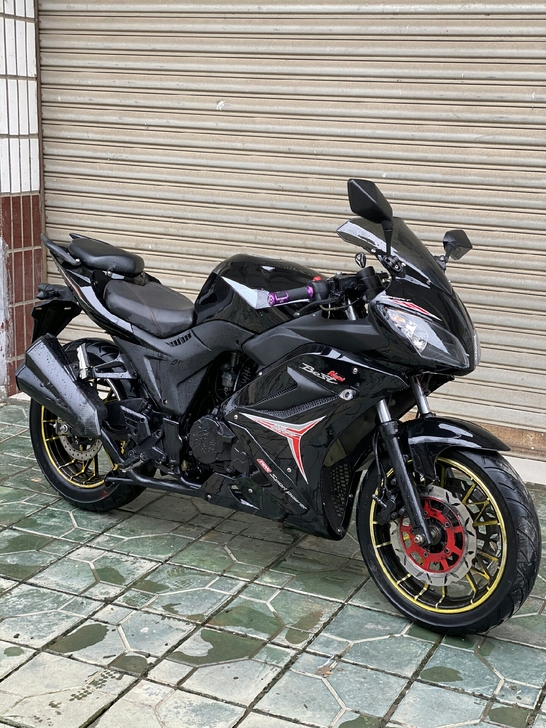 地平线r1款摩托车街车趴赛   车子只有几...