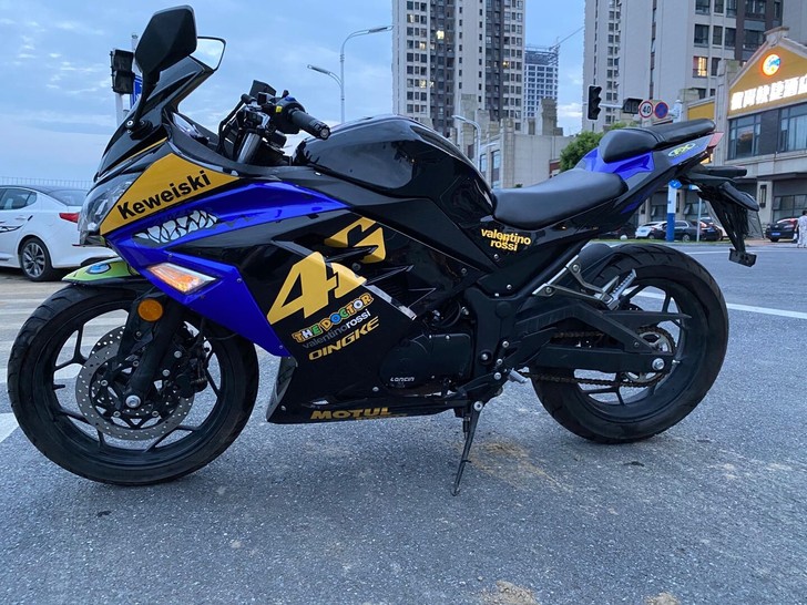 摩托车不骑了便宜卖，车子版画挺好看的，比较...