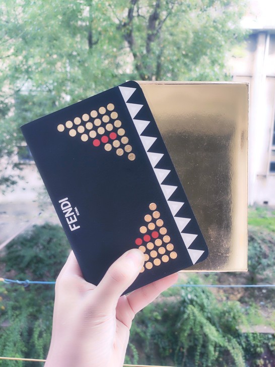 张艺兴签名笔记本，芬迪笔记本FENDI笔记...