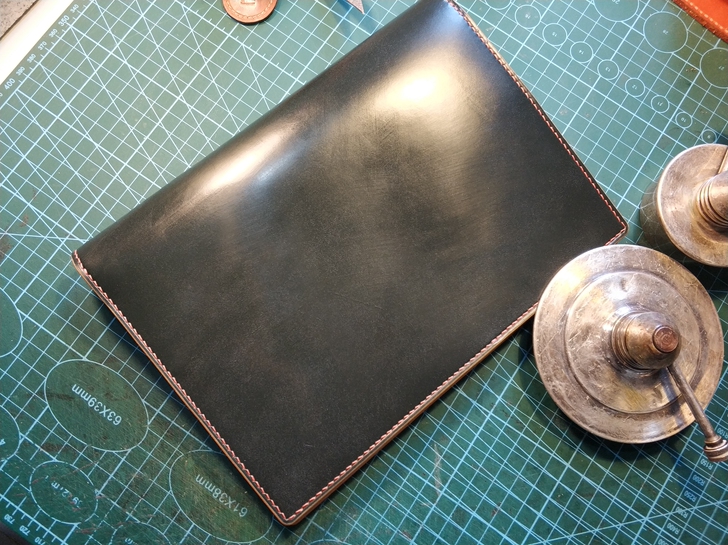 a5竖插笔记本，外皮墨绿英国马缰皮，内意大...