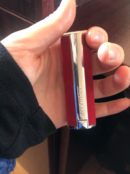 纪梵希口红37号色，免税店购入，需要的联系...