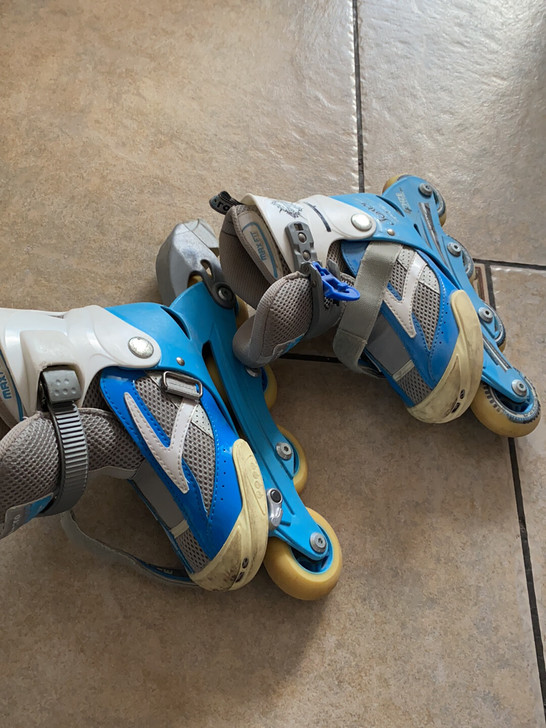 儿童单排旱冰鞋，大品牌：m-cro。号码看...