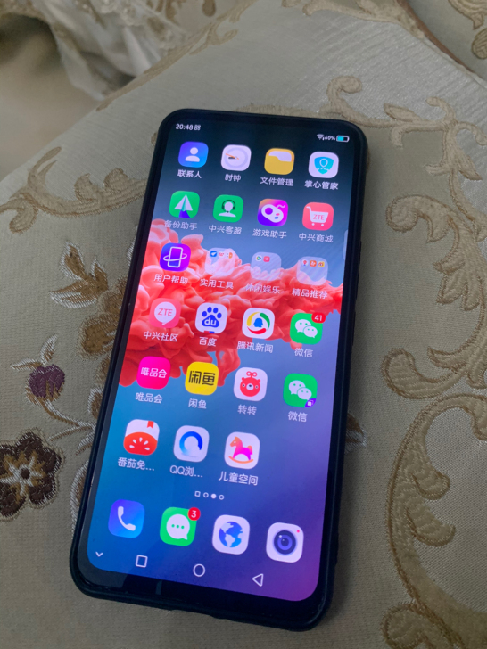 中兴A2121。双卡双待。5G手机。屏下指...