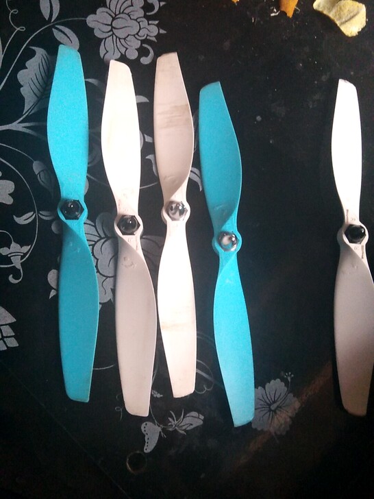 亿航无人机一副二手桨，4个桨叶！轻微磨损！...