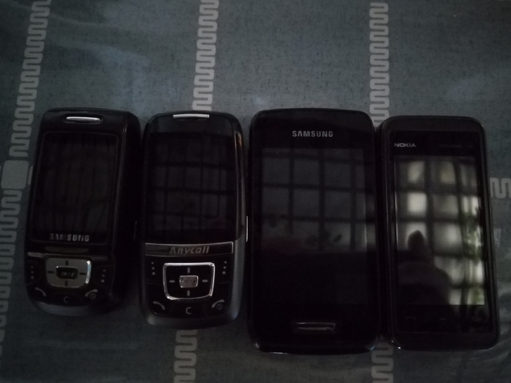 三星老手机，部分是当年的旗舰型号，从左至右...