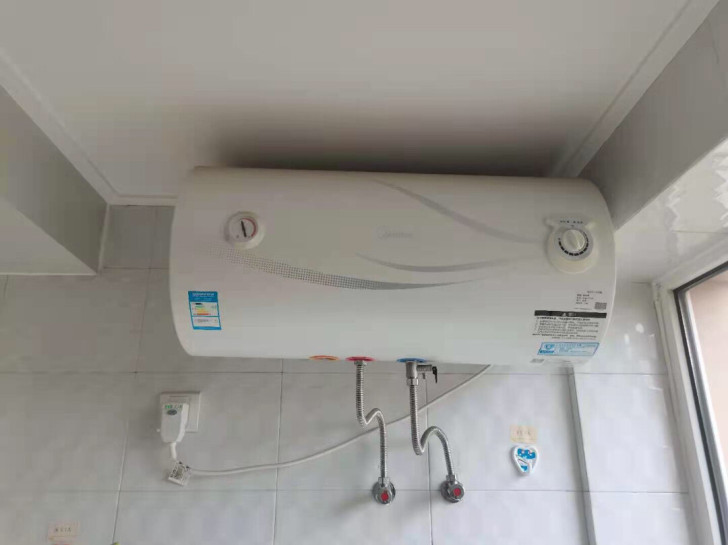 搬家啦，搬家了美的热水器，60升二手电热水...
