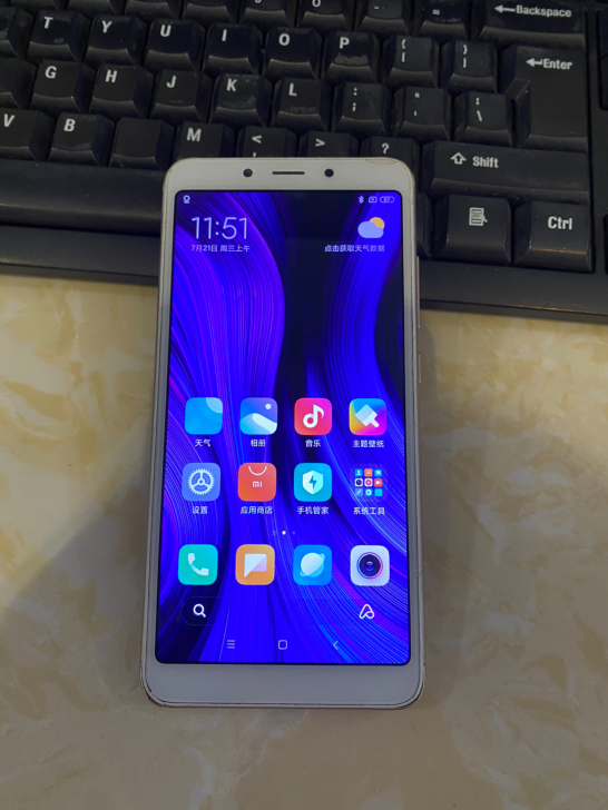 小米红米6，运行内存4G，内存64G。外屏...