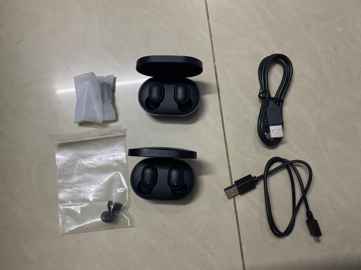 红米蓝牙耳机，自定义成色垃圾，右耳有瑕疵，...