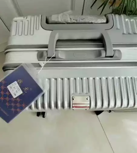 全新行李箱 ，朋友的厂家供货可批发，，这款...