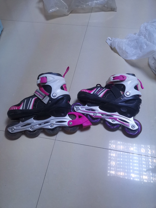 搬家，找出一套孩子的旱冰鞋，买的时候100...