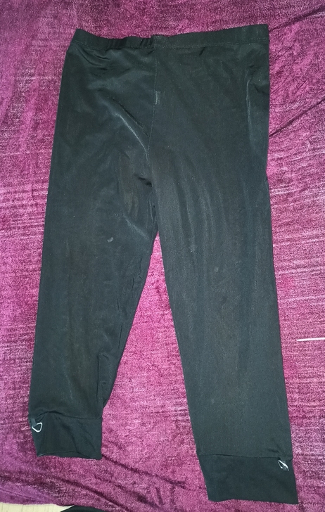 女生短裤穿到膝盖，紧身的可以给小孩子穿。三...