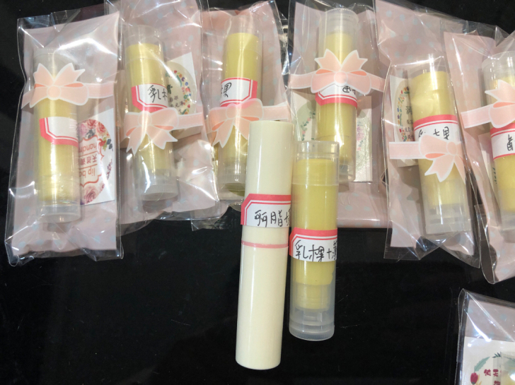 7月10号晚新自制润唇膏。初衷是给家里小孩...