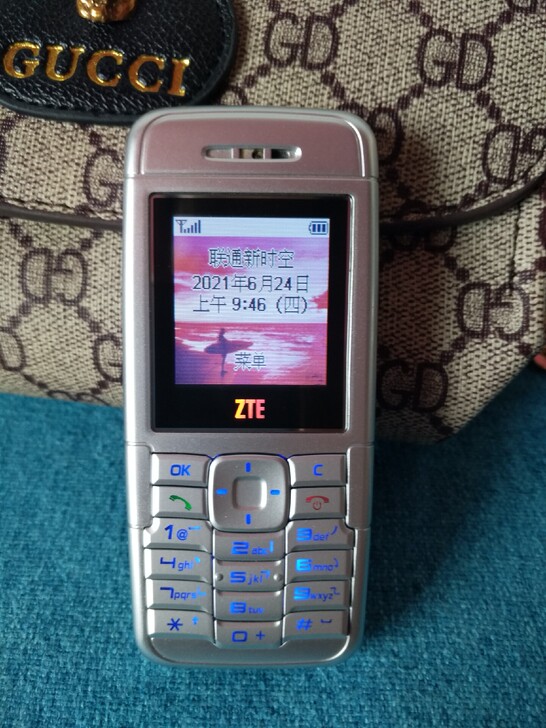 中兴C190电信手机，成色挺好，未拆修卡槽...