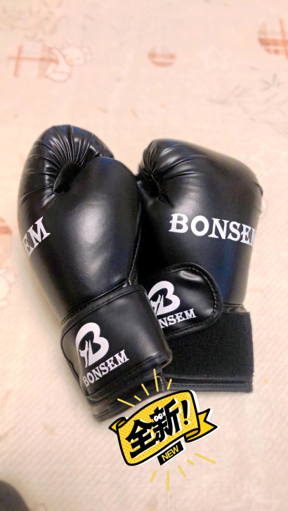 出全新拳击散打手套 朋友送的,给了一些拳套...