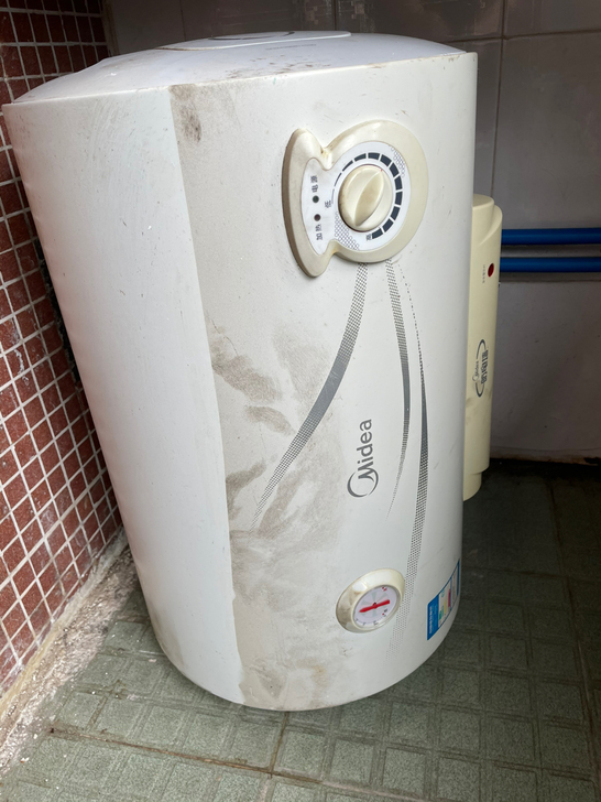 美的电热水器9成新，之前的图，现已擦干净