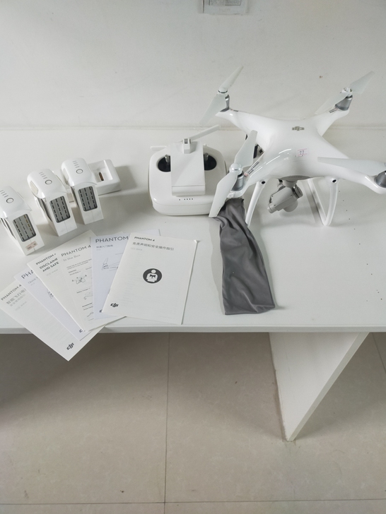 大疆精灵4，三块电池带管家，无暗病，无拆修...