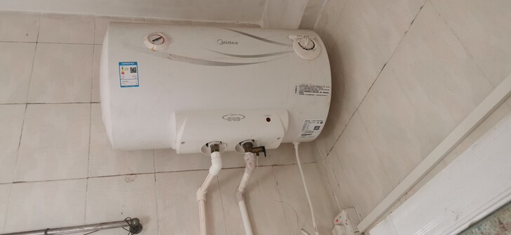 美的热水.，50L，买回来六七百的，安装费...