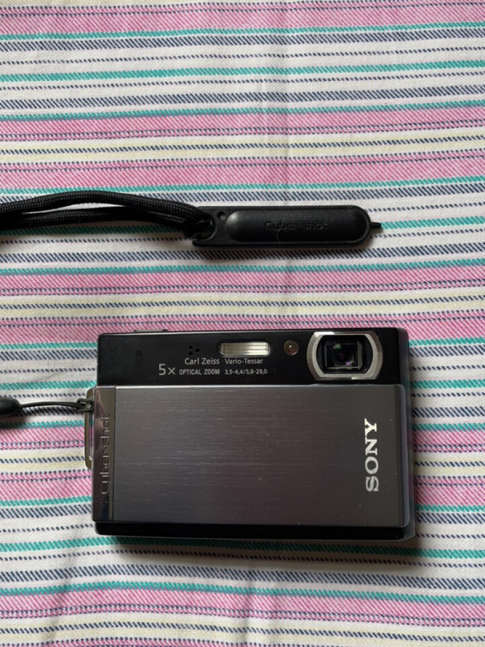 索尼DSC-T300数码相机。