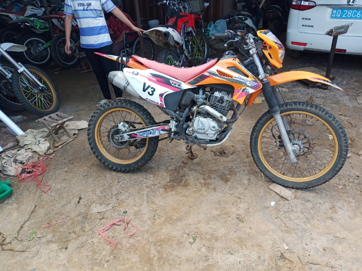 越野大高赛摩托车车况杠杠的放多骑少一点毛病...